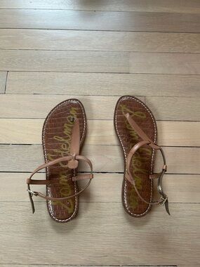 Sam Edelman Tan Brown T-Strap Croc-Embossed Sandals